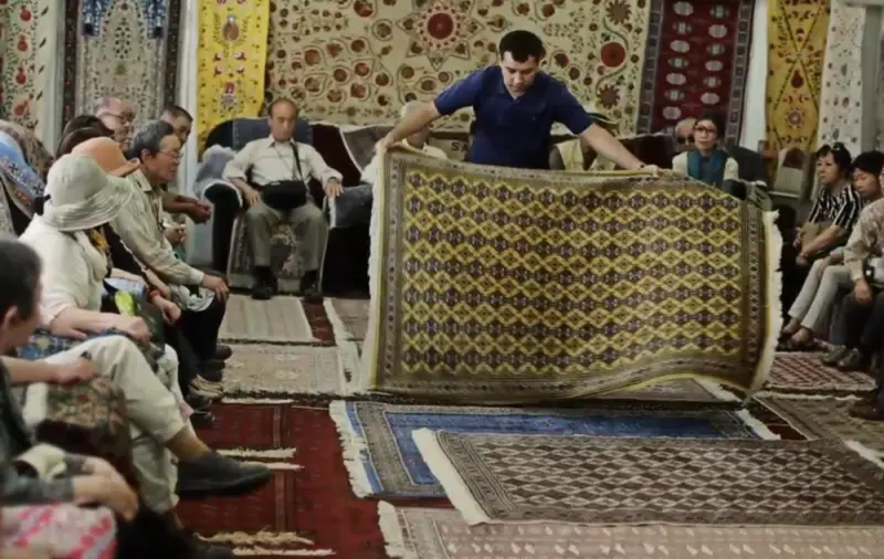 Tapis de soie exposés dans le showroom de la fabrique de Samarcande