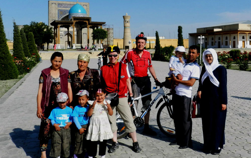 uzbekistan-bike-tour-foto-locals.jpg